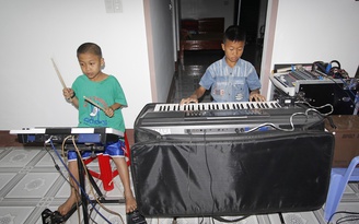 Hai anh em nhà nghèo Ninh Hòa tự chơi nhạc khiến nhiều người thán phục