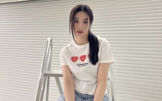 Mix áo phông trắng và quần jeans không bao giờ lỗi mốt như các idol Mix áo phông trắng và quần jeans không bao giờ lỗi mốt như các idol