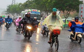 Người Sài Gòn hối hả 'chạy mưa'