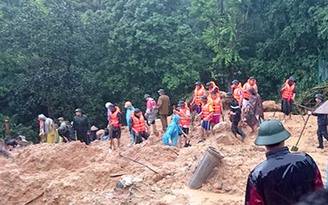 7 người trong gia đình bị vùi lấp: Bất chấp mưa lũ, căng sức tìm kiếm
