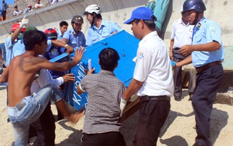Cấm ăn nhậu ở bãi biển Vũng Tàu: Lực lượng lập lại trật tự bị chống đối