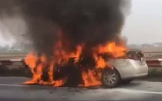 Ô tô 4 chỗ cháy dữ dội trên cao tốc Pháp Vân - Cầu Giẽ