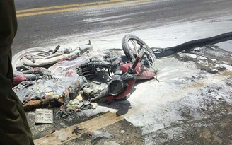 Xe máy bốc cháy sau khi va chạm xe tải, bé gái 5 tuổi tử vong