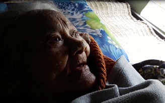 Mẹ già 93 tuổi nuôi con tâm thần