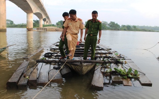 Bắt giữ ghe máy vận chuyển 36 phách gỗ lậu trên sông Thu Bồn