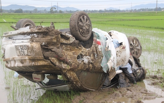 Mất lái, xe taxi 4 chỗ nằm phơi bụng dưới ruộng lúa