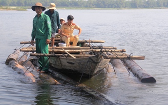 Gặp CSGT đường thủy, nhấn chìm gỗ lậu xuống sông Thu Bồn, tẩu thoát