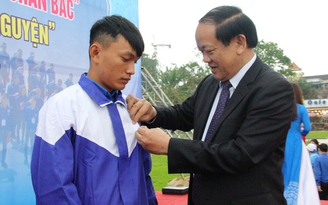 Tặng huy hiệu Tuổi trẻ dũng cảm cho 4 thanh niên cứu người ở Quảng Nam