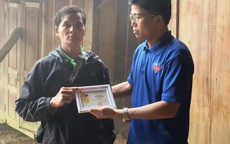 Tặng huy hiệu 'Tuổi trẻ dũng cảm' cho Phó bí thư đoàn tử vong khi giúp dân