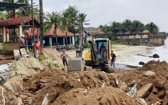 Bão Noru: Nhà hàng ven biển Quảng Nam chi cả trăm triệu đồng gia cố bờ kè