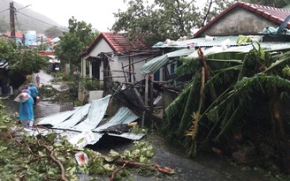 Bão Noru: Nhiều nhà dân trên đảo Cù Lao Chàm bị đánh tốc mái