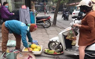 Cô gái chèn xe qua mẹt hoa quả vì người bán rong ngồi trước shop áo quần