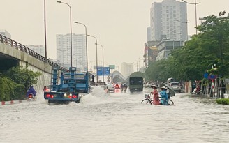 Nhiều tuyến phố Hà Nội ngập sâu sau mưa lớn