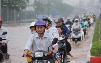 [VIDEO] Người Hà Nội vật lộn với những đường phố thành sông vì ngập nặng