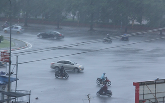 [VIDEO] Mưa bão ở Hà Nội: Quật đổ nhiều xe máy, người dân khiếp hãi