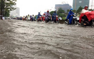 Người dân TP.HCM lại khốn khổ vì cơn mưa lớn đầu tuần