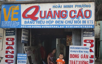 Người 'độc nhất' vẽ bảng hiệu quảng cáo kèm thơ... bằng tay ở Sài Gòn