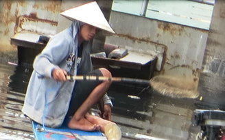 Thản nhiên chích điện bắt cá trên kênh Tàu Hủ