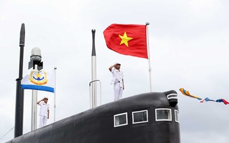 Thủ tướng Nguyễn Xuân Phúc dự lễ thượng cờ 2 tàu ngầm Kilo ở Cam Ranh