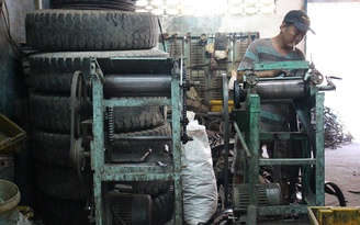Xóm “xẻ thịt lốp ô tô” giữa lòng Sài Gòn