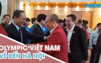 Olympic Việt Nam về đến Nội Bài trong sự chào đón của người hâm mộ Olympic Việt Nam về đến Nội Bài trong sự chào đón của người hâm mộ