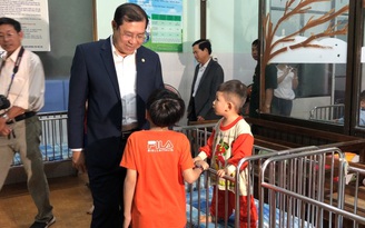Chuyến thăm trẻ em bất hạnh đúng đêm giao thừa của Chủ tịch Đà Nẵng