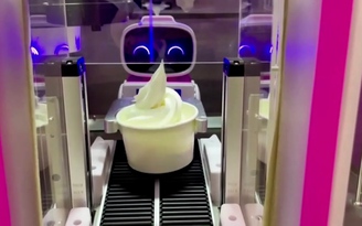 Robot phục vụ cocktail và kem 'như phim' tại Olympic Bắc Kinh 2022