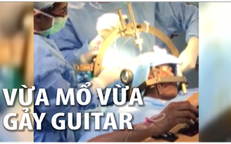 Đang được phẫu thuật não lại đánh đàn guitar
