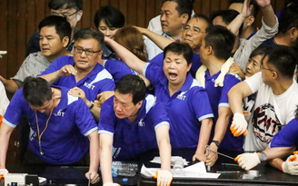Nghị sĩ đối lập Đài Loan chiếm cơ quan lập pháp, gây ẩu đả