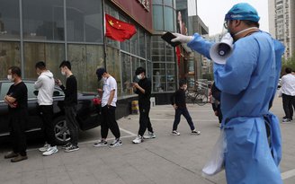 Bắc Kinh lại vất vả với ổ dịch Covid-19 'dữ dội' từ quán bar