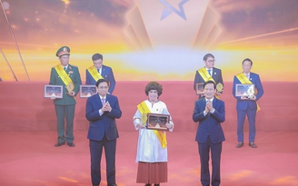 Anh hùng Lao động Thái Hương được tôn vinh Top 10 doanh nhân Việt Nam tiêu biểu Anh hùng Lao động Thái Hương được tôn vinh Top 10 doanh nhân Việt Nam tiêu biểu