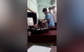 Học sinh đánh bạn dã man trong lớp học ở Long An