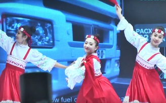 Vietnam Motor Show 2016: Những vũ nữ bên dàn xe Kamaz
