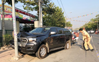 Hàng chục cảnh sát truy đuổi gắt gao 'xe bán tải tông văng CSGT'