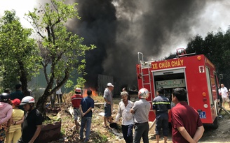 Cháy nổ kho phế liệu gần trường học, hàng ngàn học sinh sơ tán khẩn cấp
