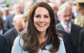 Công nương Kate Middleton tạo xu hướng mang khẩu trang vải in hoa