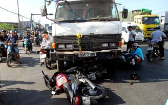 Xe tải mất thắng, húc văng nhiều xe máy ở Sài Gòn