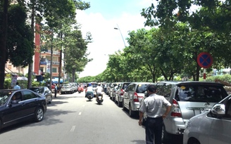 Xe hơi la liệt 'chiếm đường' chờ cúng cô hồn giữa trung tâm Sài Gòn