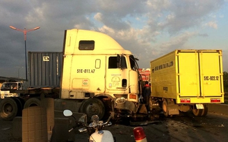 Xe container húc văng dải phân cách trên cầu vượt Thủ Đức