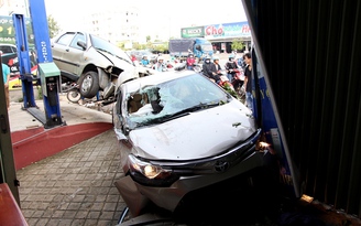 Ô tô mất lái, tông nhà dân trên đại lộ Phạm Văn Đồng