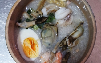 Cháo hải sản thơm ngon giữ nóng trong thố sành
