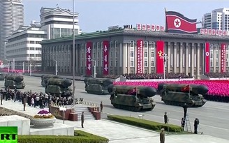 Triều Tiên trình diễn hai loại tên lửa mới