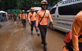 Lực lượng y tế hùng hậu đợi đội bóng Thái Lan được giải cứu