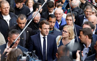 Tổng thống Pháp bị chỉ trích vì cận vệ hành hung người biểu tình