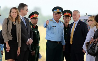 Bộ trưởng Quốc phòng Mỹ James Mattis thăm sân bay Biên Hòa