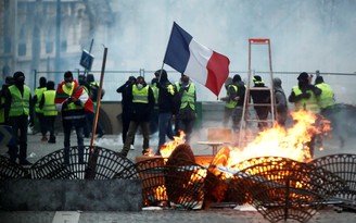 Chùm ảnh: Bạo động ở Pháp, người biểu tình bị nổ nát bàn tay