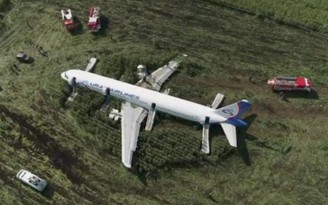 Điện Kremlin khen ngợi phi công đáp máy bay xuống ruộng ngô