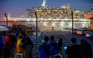 Nhật Bản để 23 hành khách du thuyền chưa được xét nghiệm COVID-19 lên bờ