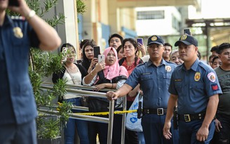 Khoảng 30 người đang bị bắt làm con tin, một người bị bắn chết tại trung tâm mua sắm Philippines