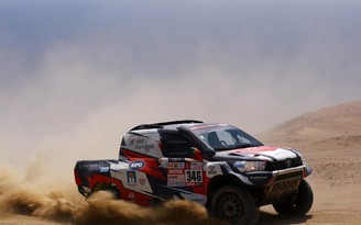 Cựu HLV Chelsea 'sống sót' sau 3 chặng đua Dakar Rally